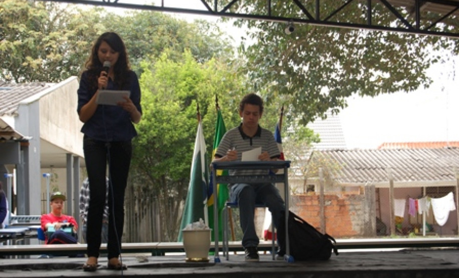 Os alunos do Colégio Estadual Narciso Mendes, em Curitiba, intercalaram as dramatizações recitando poemas e cantando os sucessos de Vinicius de Moraes.