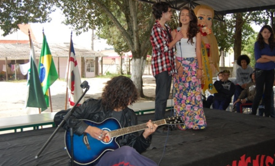 Os alunos do Colégio Estadual Narciso Mendes, em Curitiba, organizaram a semana cultural deste ano com uma série de apresentações artísticas para homenagear o centenário de nascimento do poeta Vinicius de Moraes.