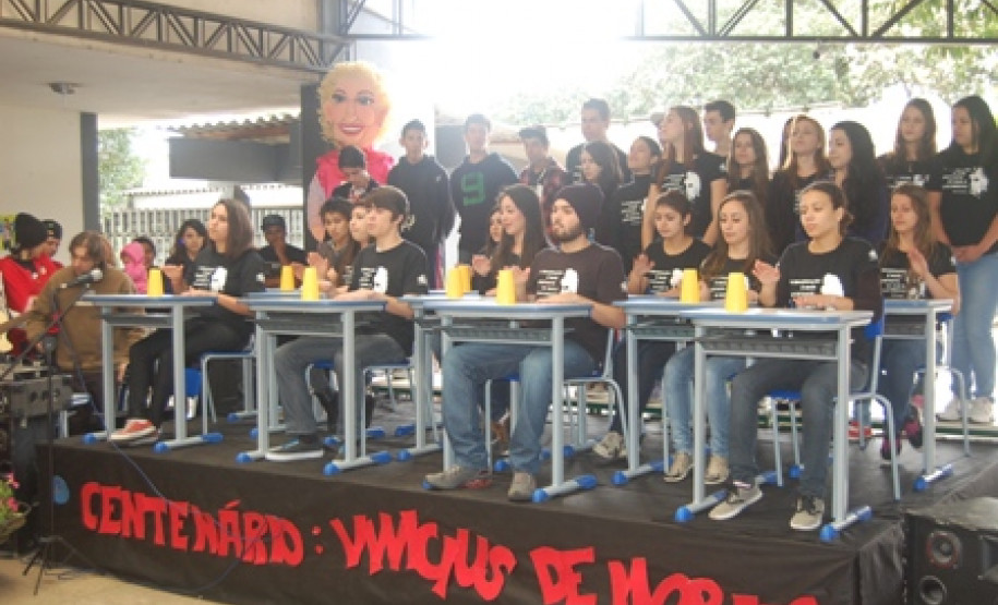 Os alunos do Colégio Estadual Narciso Mendes, em Curitiba, organizaram a semana cultural deste ano com uma série de apresentações artísticas para homenagear o centenário de nascimento do poeta Vinicius de Moraes.