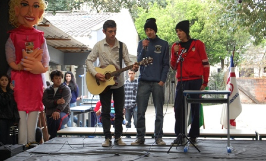 Os alunos do Colégio Estadual Narciso Mendes, em Curitiba, organizaram a semana cultural deste ano com uma série de apresentações artísticas para homenagear o centenário de nascimento do poeta Vinicius de Moraes.