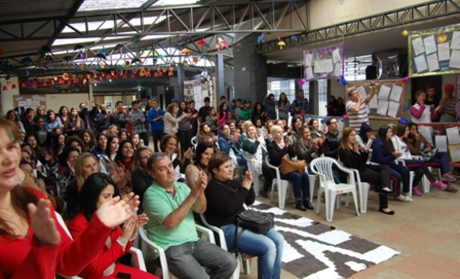 As apresentações dos alunos do Colégio Estadual Narciso Mendes, em Curitiba, aconteceram nesta quinta-feira (10) e além de estimular o conhecimento, o evento também permitiu uma maior confraternização entre os participantes.