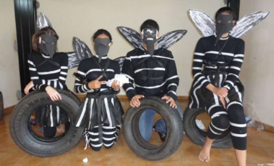 Várias escolas estaduais em todo o Paraná realizam atividades de prevenção e combate ao mosquito aedes aegypti, transmissor da dengue e febre amarela. A proposta é envolver alunos, professores e funcionários em ações educativas para evitar a proliferação da doença. As escolas também devem ampliar esse trabalho de conscientização para a comunidade.