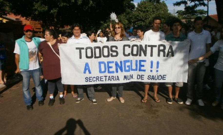 As escolas estaduais da regional de educação de Paranavaí vêm promovendo ações de conscientização contra a dengue em todas as turmas. são realizadas projetos, como por exemplo, palestras e mobilizações na comunidade.