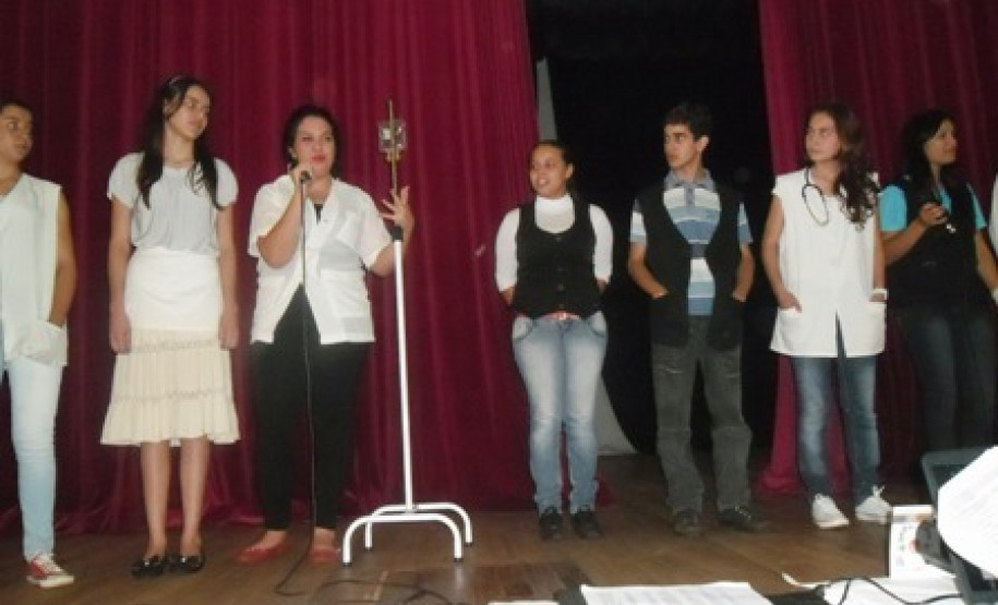 Em Toledo, os alunos do Colégio Estadual de Ouro Verde do Oeste apresentaram a peça teatral “Os esnobes e a Dengue” que abordou o combate ao mosquito de forma descontraída. A encenação mostra que o mosquito da dengue não escolhe classe social, basta ter um local propício para o seu desenvolvimento.