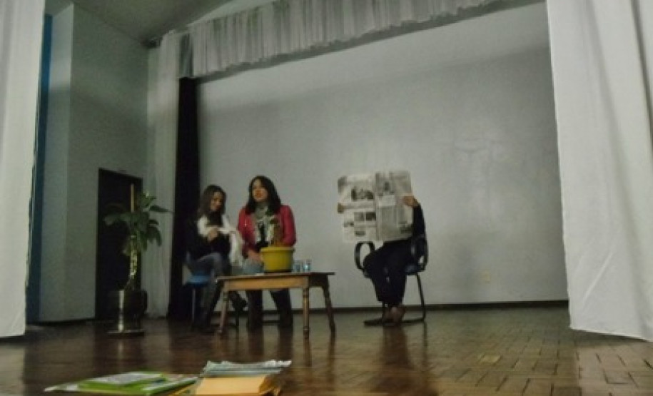 Em Toledo, os alunos do Colégio Estadual de Ouro Verde do Oeste apresentaram a peça teatral “Os esnobes e a Dengue” que abordou o combate ao mosquito de forma descontraída. A encenação mostra que o mosquito da dengue não escolhe classe social, basta ter um local propício para o seu desenvolvimento.