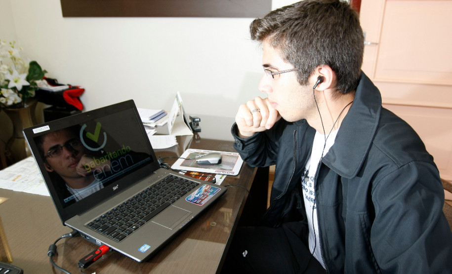 Colegio Estadual Marcelino Champagnat, Vinicius Felipe de Souza assiste video aula para o Enem. 10-10-13. Foto:
