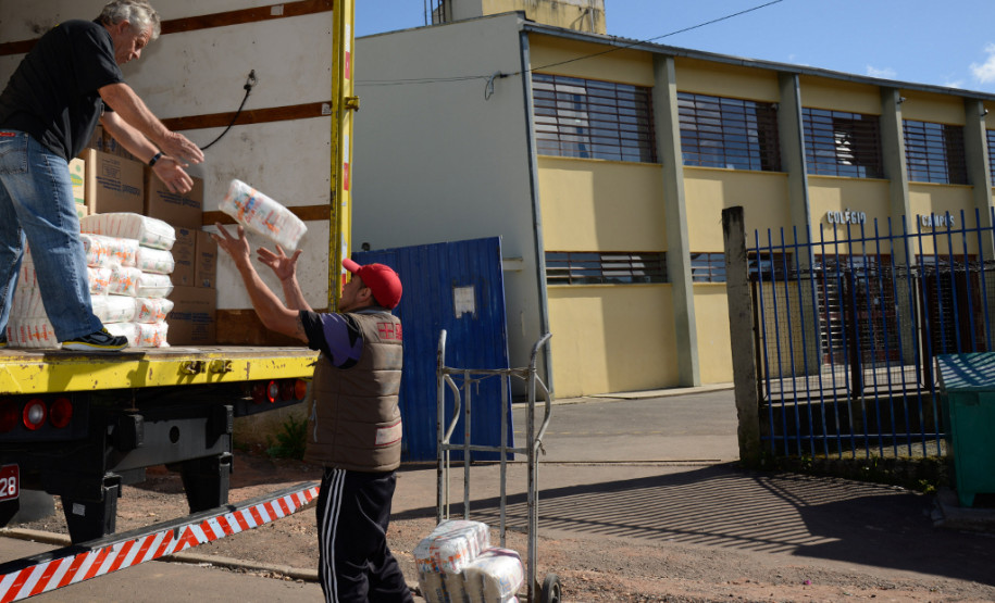 Entrega de merenda escolar no Colegio Estadual Campos Sales, em Campina Grande do Sul, 09/10/2013.