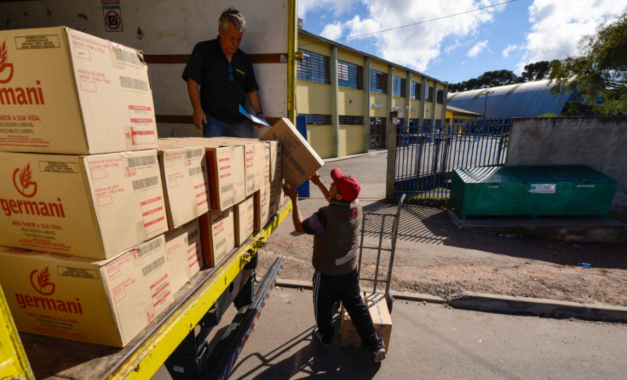 Entrega de merenda escolar no Colegio Estadual Campos Sales, em Campina Grande do Sul, 09/10/2013.