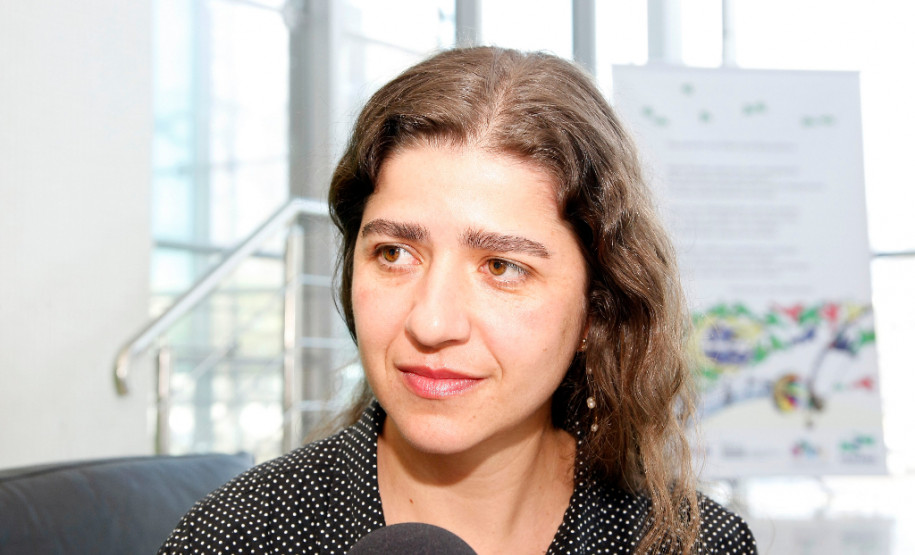 Nadiana Fraga Cunha, professora de Língua Portuguesa, da Escola de Educação Especial Despertar, em Ribeirão do Pinhal, afirmou que a equiparação é importante do ponto de vista salarial e no reconhecimento em relação às demais categorias. “O governador Beto Richa tinha esse compromisso com os professores, e cumpriu. Contamos com ele sempre. Além disso, tivemos aumento na hora-atividade. São grandes avanços para a educação no Paraná”.