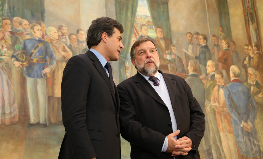 Pela primeira vez a categoria terá salário de ingresso igual ao dos demais funcionários do Estado de nível técnico superior. Isso será possível com a incorporação de 3,94% na folha dos profissionais do ensino.