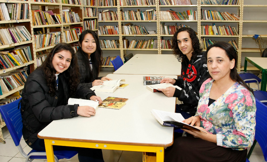 Colégio Estadual Emilio de Menezes em Arapongas, professora Lidia Benvindo dos Santos e os alunos João Carlos Fernandes e Isabels Narezi Ribeiro. 24-09-13.