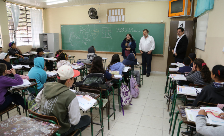 Escola Estadual Guarituba<br />
<br />
Veja mais fotos em: <a href=" http://www.flickr.com/photos/flavioarns/sets/72157636444549123/ " target="_blank"> http://www.flickr.com/photos/flavioarns </a>