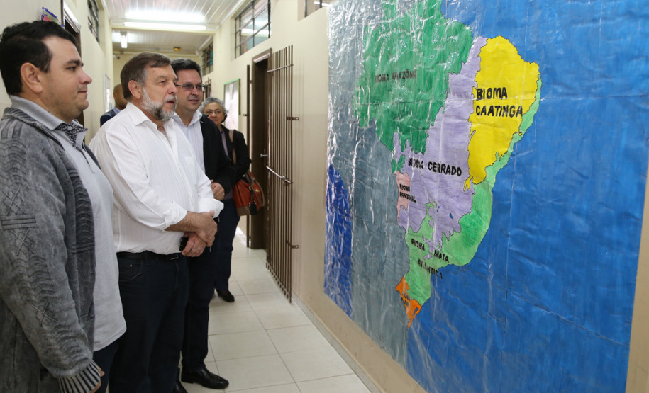 Escola Estadual Guarituba<br />
<br />
Veja mais fotos em: <a href=" http://www.flickr.com/photos/flavioarns/sets/72157636444549123/ " target="_blank"> http://www.flickr.com/photos/flavioarns </a>