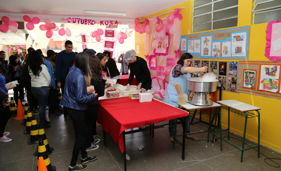 Colégio Estadual Humberto de Alencar Castelo Branco <br />
<br />
Veja mais fotos em: <a href=" http://www.flickr.com/photos/flavioarns/sets/72157636445673766/ " target="_blank"> http://www.flickr.com/photos/flavioarns </a>