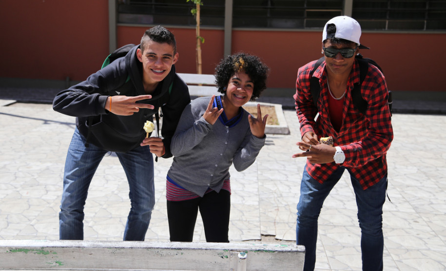 Colégio Estadual Humberto de Alencar Castelo Branco <br />
<br />
Veja mais fotos em: <a href=" http://www.flickr.com/photos/flavioarns/sets/72157636445673766/ " target="_blank"> http://www.flickr.com/photos/flavioarns </a>