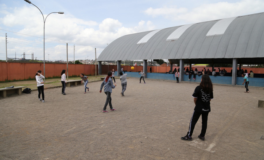 Colégio Estadual Luarlindo dos Reis Borges<br />
<br />
Veja mais fotos em: <a href=" http://www.flickr.com/photos/flavioarns/sets/72157636446699385/ " target="_blank"> http://www.flickr.com/photos/flavioarns </a>