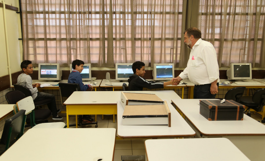 Colégio Estadual Luarlindo dos Reis Borges<br />
<br />
Veja mais fotos em: <a href=" http://www.flickr.com/photos/flavioarns/sets/72157636446699385/ " target="_blank"> http://www.flickr.com/photos/flavioarns </a>
