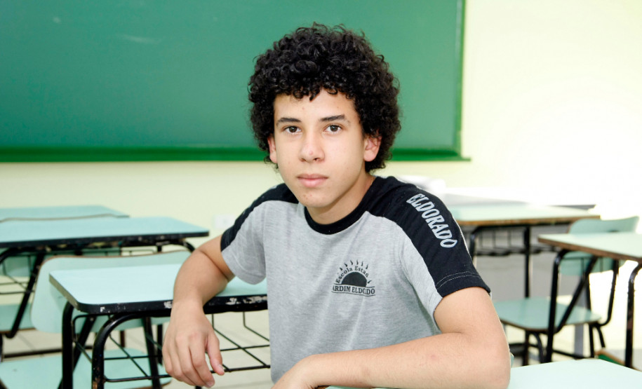 Londrina, Colégio Estadual Eldorado que recebeu a troca de salas de madeira para alvenaria, aluno Alyson Almeida Crippa. 07-10-13.