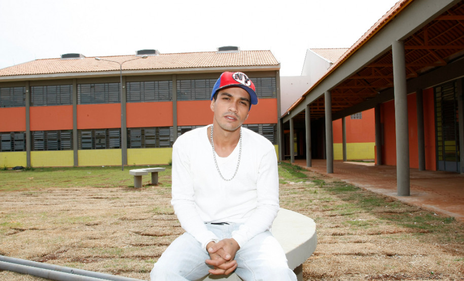 Colégio Estadual José Antonio Chiarelli, que será inaugurado no inicio de 2014, na foto Bruno Freitas de Oliveira - sua filha estudará no novo colégio. 10-10-13.