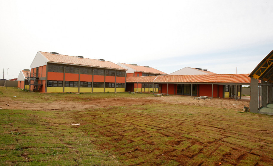 Colégio Estadual José Antonio Chiarelli, que será inaugurado no inicio de 2014. 10-10-13.