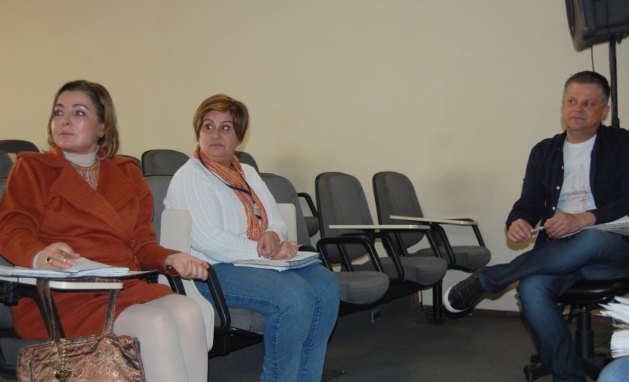 Representantes da Secretaria de Estado da Educação, do Ministério Público, do Sindicato das Escolas Particulares do Paraná e da Secretaria Municipal de Educação de Curitiba estiveram reunidos na manhã desta sexta-feira (11) para debater a construção de uma proposta de que assegure o direito de travestis e transexuais menores de 18 anos usarem, com autorização dos responsáveis, o nome social na documentação escolar.