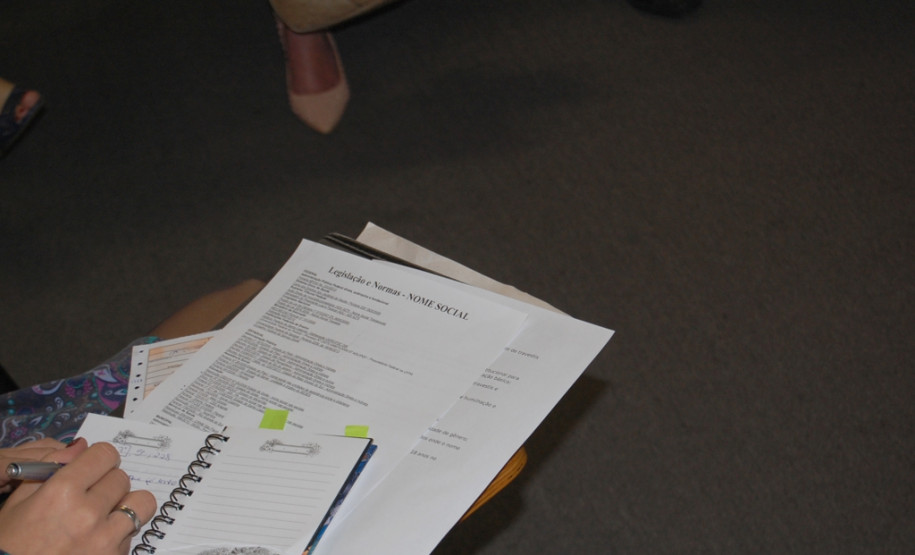 Representantes da Secretaria de Estado da Educação, do Ministério Público, do Sindicato das Escolas Particulares do Paraná e da Secretaria Municipal de Educação de Curitiba estiveram reunidos na manhã desta sexta-feira (11) para debater a construção de uma proposta de que assegure o direito de travestis e transexuais menores de 18 anos usarem, com autorização dos responsáveis, o nome social na documentação escolar.