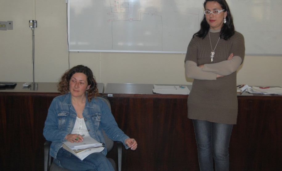 Representantes da Secretaria de Estado da Educação, do Ministério Público, do Sindicato das Escolas Particulares do Paraná e da Secretaria Municipal de Educação de Curitiba estiveram reunidos na manhã desta sexta-feira (11) para debater a construção de uma proposta de que assegure o direito de travestis e transexuais menores de 18 anos usarem, com autorização dos responsáveis, o nome social na documentação escolar.