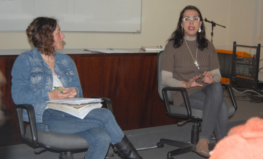 Representantes da Secretaria de Estado da Educação, do Ministério Público, do Sindicato das Escolas Particulares do Paraná e da Secretaria Municipal de Educação de Curitiba estiveram reunidos na manhã desta sexta-feira (11) para debater a construção de uma proposta de que assegure o direito de travestis e transexuais menores de 18 anos usarem, com autorização dos responsáveis, o nome social na documentação escolar.
