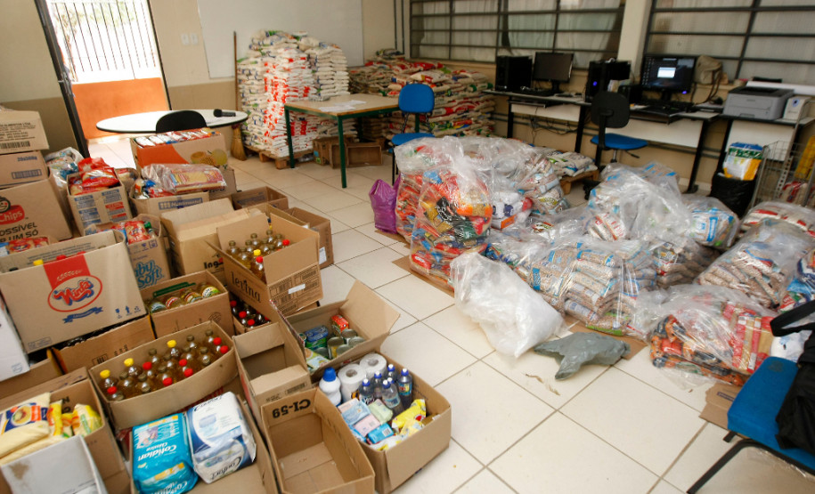 Estudantes e professores do Colégio Estadual Maestro Andrea Nuzzi, em Cambé, arrecadaram seis toneladas de alimentos que serão doadas ao Hospital do Câncer de Londrina. A arrecadação aconteceu durante uma semana como parte das atividades da Semana de Integração Comunidade e Escola. Além da arrecadação de alimentos, a escola também mobilizou a comunidade para doação de sangue.