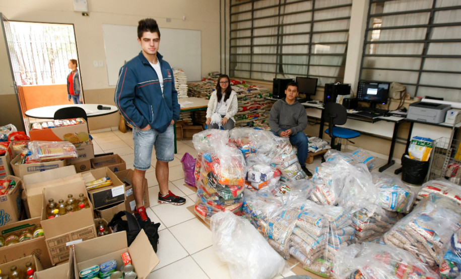 Estudantes e professores do Colégio Estadual Maestro Andrea Nuzzi, em Cambé, arrecadaram seis toneladas de alimentos que serão doadas ao Hospital do Câncer de Londrina. A arrecadação aconteceu durante uma semana como parte das atividades da Semana de Integração Comunidade e Escola. Além da arrecadação de alimentos, a escola também mobilizou a comunidade para doação de sangue.