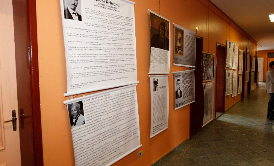 Colegio Estadual Marcelino Champagnat, Cartazes sobre heróis brasileiros . 10-10-13.