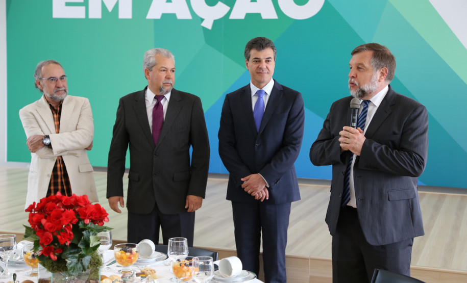 O governador Beto Richa ressaltou neste Dia do Professor a dedicação de todos os professores e funcionários da rede estadual para levar às crianças e jovens paranaenses um ensino de qualidade.<br />
<br />
Veja mais fotos em: <a href=" http://www.flickr.com/photos/flavioarns/sets/72157636584644953/ " target="_blank"> http://www.flickr.com/photos/flavioarns </a>