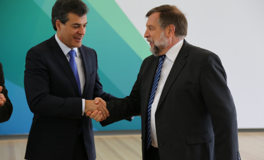 O governador Beto Richa ressaltou neste Dia do Professor a dedicação de todos os professores e funcionários da rede estadual para levar às crianças e jovens paranaenses um ensino de qualidade.<br />
<br />
Veja mais fotos em: <a href=" http://www.flickr.com/photos/flavioarns/sets/72157636584644953/ " target="_blank"> http://www.flickr.com/photos/flavioarns </a>