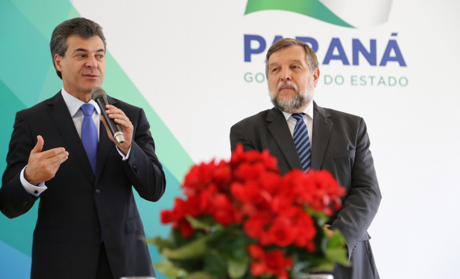 O governador Beto Richa ressaltou neste Dia do Professor a dedicação de todos os professores e funcionários da rede estadual para levar às crianças e jovens paranaenses um ensino de qualidade.<br />
<br />
Veja mais fotos em: <a href=" http://www.flickr.com/photos/flavioarns/sets/72157636584644953/ " target="_blank"> http://www.flickr.com/photos/flavioarns </a>