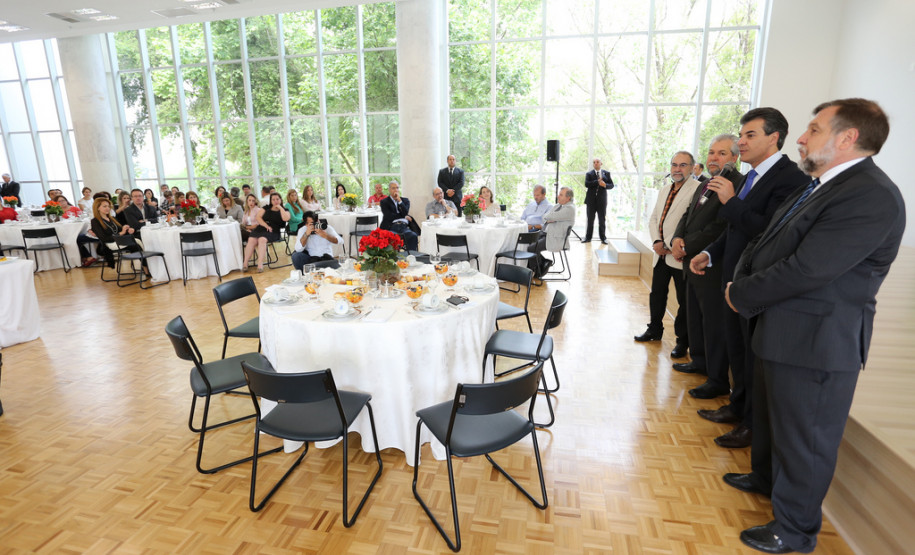 O governador Beto Richa ressaltou neste Dia do Professor a dedicação de todos os professores e funcionários da rede estadual para levar às crianças e jovens paranaenses um ensino de qualidade.<br />
<br />
Veja mais fotos em: <a href=" http://www.flickr.com/photos/flavioarns/sets/72157636584644953/ " target="_blank"> http://www.flickr.com/photos/flavioarns </a>