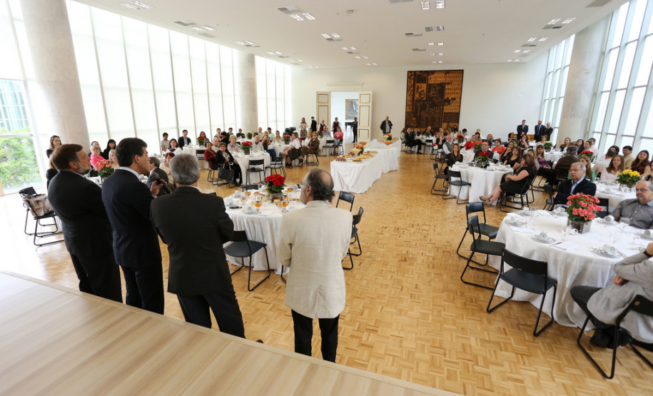 O governador Beto Richa ressaltou neste Dia do Professor a dedicação de todos os professores e funcionários da rede estadual para levar às crianças e jovens paranaenses um ensino de qualidade.<br />
<br />
Veja mais fotos em: <a href=" http://www.flickr.com/photos/flavioarns/sets/72157636584644953/ " target="_blank"> http://www.flickr.com/photos/flavioarns </a>