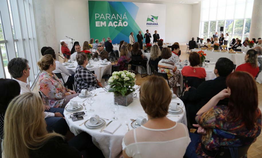 O governador Beto Richa ressaltou neste Dia do Professor a dedicação de todos os professores e funcionários da rede estadual para levar às crianças e jovens paranaenses um ensino de qualidade.<br />
<br />
Veja mais fotos em: <a href=" http://www.flickr.com/photos/flavioarns/sets/72157636584644953/ " target="_blank"> http://www.flickr.com/photos/flavioarns </a>