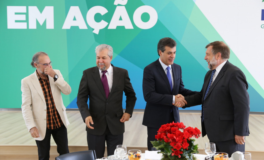 O governador Beto Richa ressaltou neste Dia do Professor a dedicação de todos os professores e funcionários da rede estadual para levar às crianças e jovens paranaenses um ensino de qualidade.<br />
<br />
Veja mais fotos em: <a href=" http://www.flickr.com/photos/flavioarns/sets/72157636584644953/ " target="_blank"> http://www.flickr.com/photos/flavioarns </a>