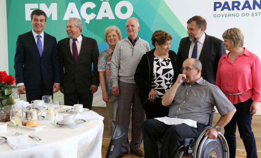 O governador Beto Richa ressaltou neste Dia do Professor a dedicação de todos os professores e funcionários da rede estadual para levar às crianças e jovens paranaenses um ensino de qualidade.<br />
<br />
Veja mais fotos em: <a href=" http://www.flickr.com/photos/flavioarns/sets/72157636584644953/ " target="_blank"> http://www.flickr.com/photos/flavioarns </a>