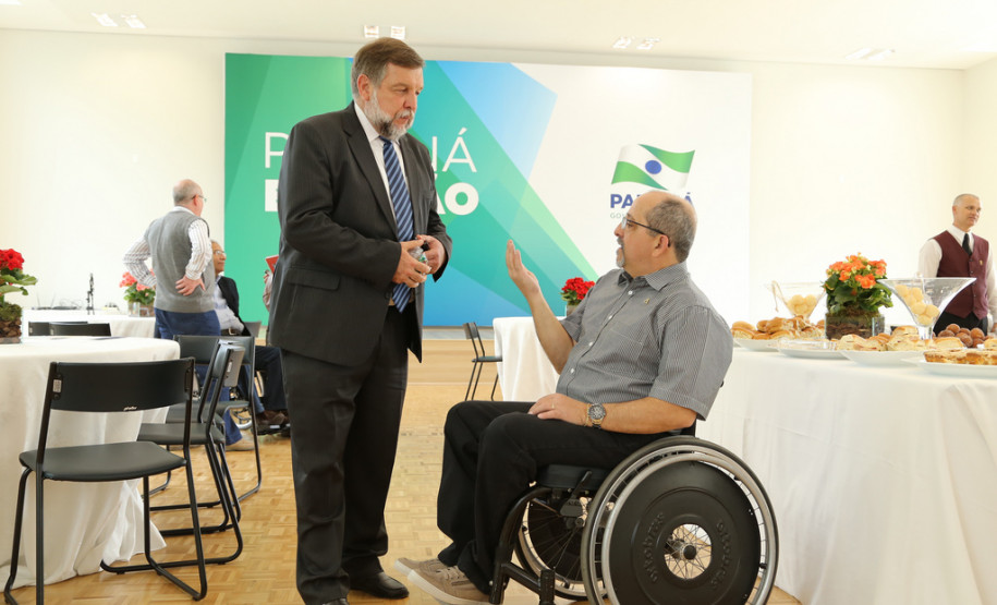 O governador Beto Richa ressaltou neste Dia do Professor a dedicação de todos os professores e funcionários da rede estadual para levar às crianças e jovens paranaenses um ensino de qualidade.<br />
<br />
Veja mais fotos em: <a href=" http://www.flickr.com/photos/flavioarns/sets/72157636584644953/ " target="_blank"> http://www.flickr.com/photos/flavioarns </a>