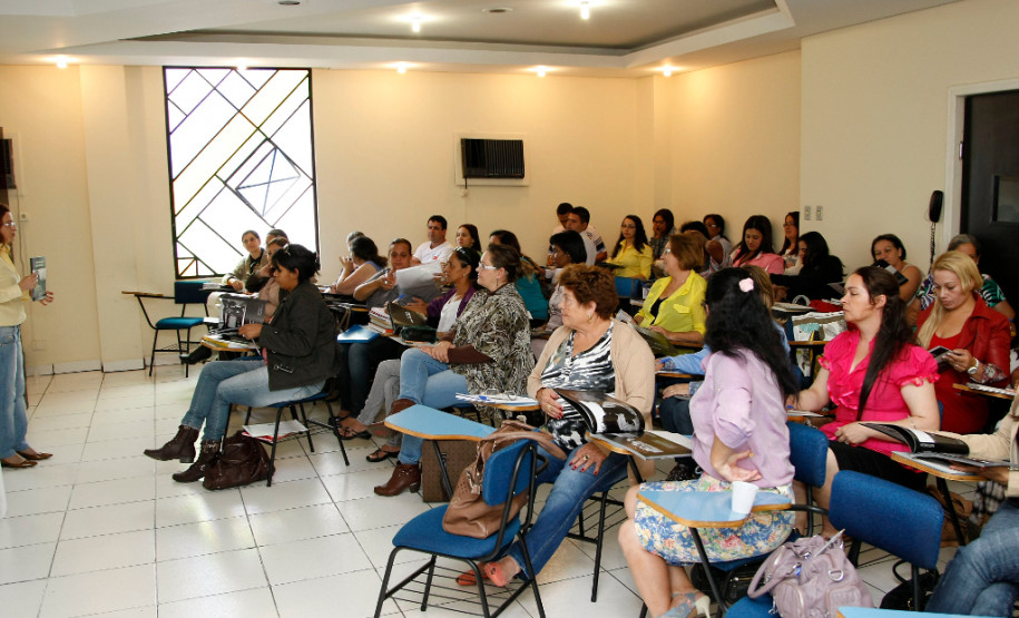 Formação inicial para alfabetizadores e coordenadores de turmas do programa Paraná Alfabetizado, no Hotel Centro Europeu. 16-10-13.