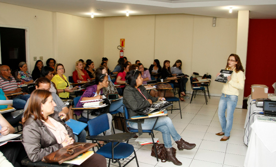 Formação inicial para alfabetizadores e coordenadores de turmas do programa Paraná Alfabetizado, no Hotel Centro Europeu. 16-10-13.