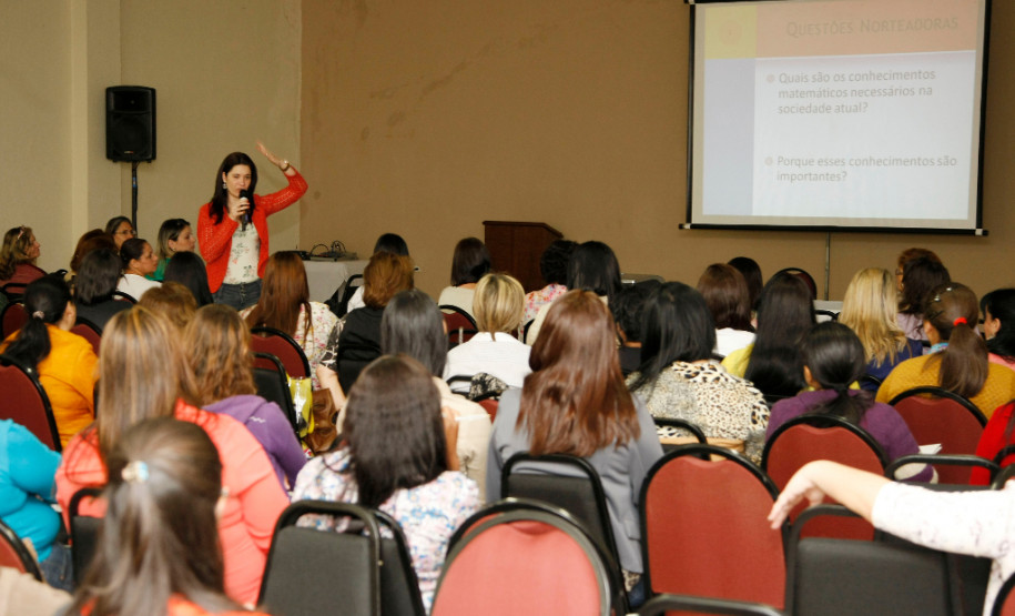 Formação inicial para alfabetizadores e coordenadores de turmas do programa Paraná Alfabetizado, no Hotel Centro Europeu. 16-10-13.