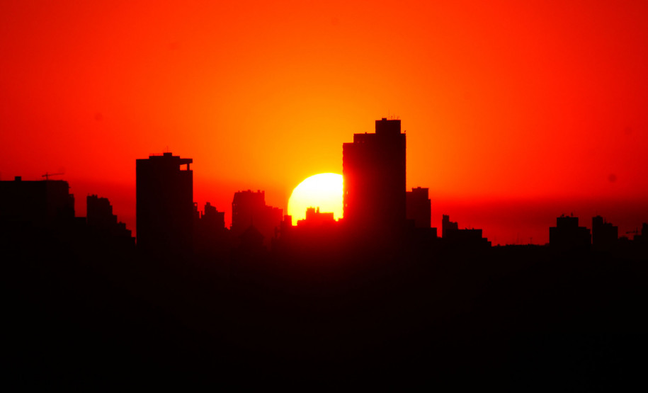 Relógios devem ser adiantados em uma hora à meia noite de sábado para domingo. Horário de verão termina em fevereiro do ano que vem.