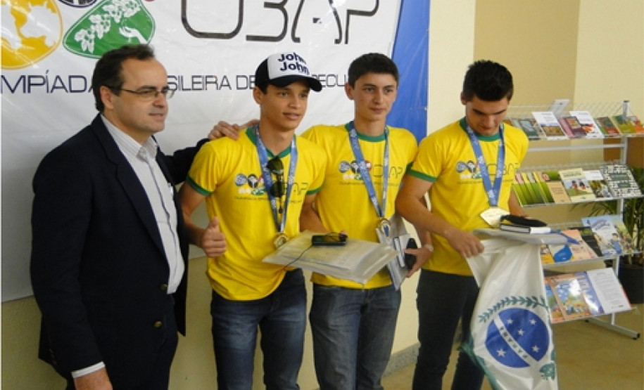1º lugar: Equipe Agro – SMI: Vitor Araújo, Rafael Raul e Lucas Antônio, orientados pela professora Juliana de Jesus Silva Davi