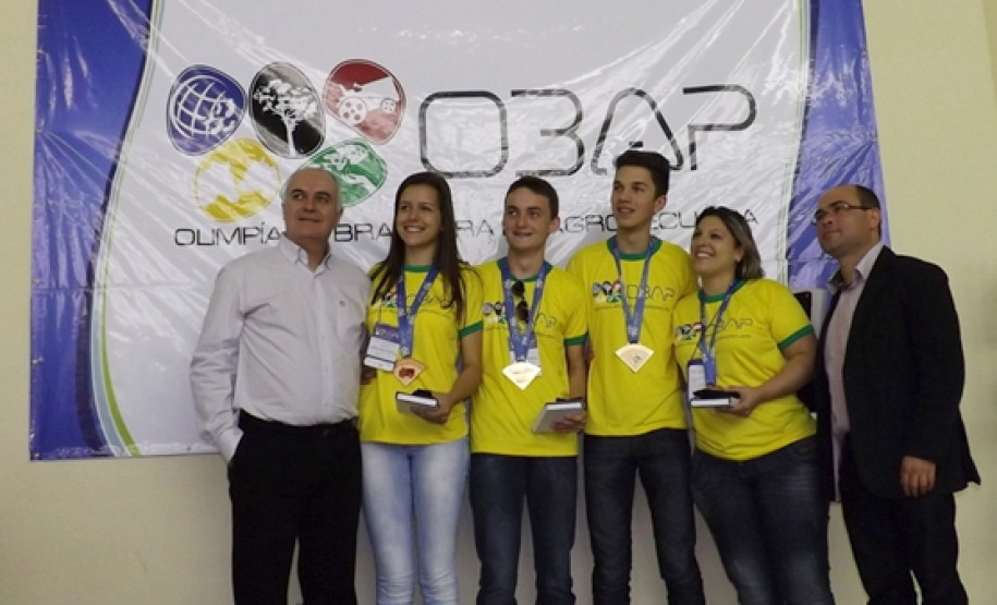 14º lugar: Valéria Gorczewski Graeff, Walter Onofre Valiate e Luis Felipe Pech orientados pela professora Fabiane Lodi.