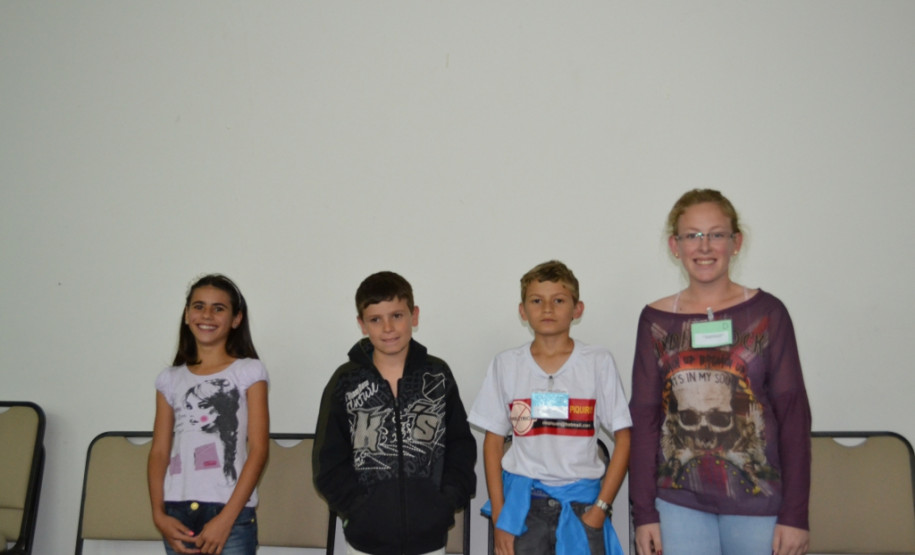 Foram escolhidos os seguintes projetos: “Ar, qualidade de vida na escola sustentável”, do Colégio Estadual Professor Aídes Nunes da Silva, em Congonhinhas; “Salve o Rio Piquiri”, da Escola Estadual do Campo Padre Antônio Vieira, em Francisco Alves; “Num dia caixa de leite, no outro cortina”, do Colégio Estadual Unidade Polo, em Campo Mourão; e “Reduzir o lixo: escola e comunidade sustentável”, do Colégio Estadual do Campo Rui Barbosa, em Campo Mourão