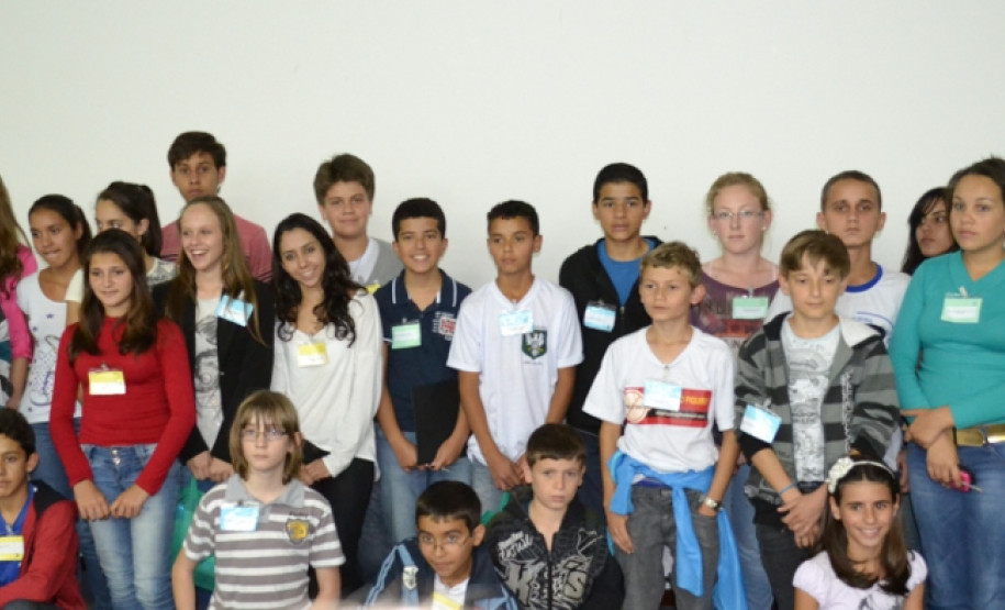 A Secretaria de Estado da Educação divulgou nessa sexta-feira (18) os alunos que representarão o Paraná da 4ª Conferência Nacional Infantojuvenil pelo Meio Ambiente, que acontece de 23 a 28 de novembro em Brasília, no Distrito Federal. O evento também selecionou os quatro projetos que serão apresentados na etapa nacional.