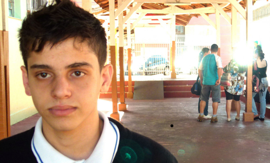 Mais de 300 jovens, entre 15 e 18 anos, do Centro Estadual de Educação Profissional Manoel Moreira Pena, Colégio Agrícola de Foz do Iguaçu e Colégio Estadual Monsenhor Guilherme, participaram de palestra promovida pela Assessoria Especial de Juventude (AEJ), do Governo do Estado. Na foto, Fernando Michael de Paula, do Monsenhor Guilherme.