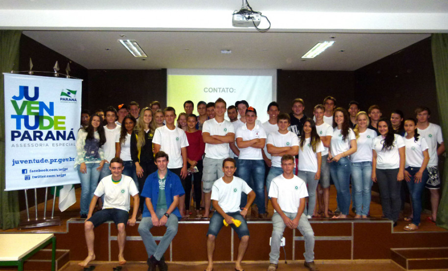 Mais de 300 jovens, entre 15 e 18 anos, do Centro Estadual de Educação Profissional Manoel Moreira Pena, Colégio Agrícola de Foz do Iguaçu e Colégio Estadual Monsenhor Guilherme, participaram de palestra promovida pela Assessoria Especial de Juventude (AEJ), do Governo do Estado. Na foto, jovens do Centro Estadual Manoel Moreira.